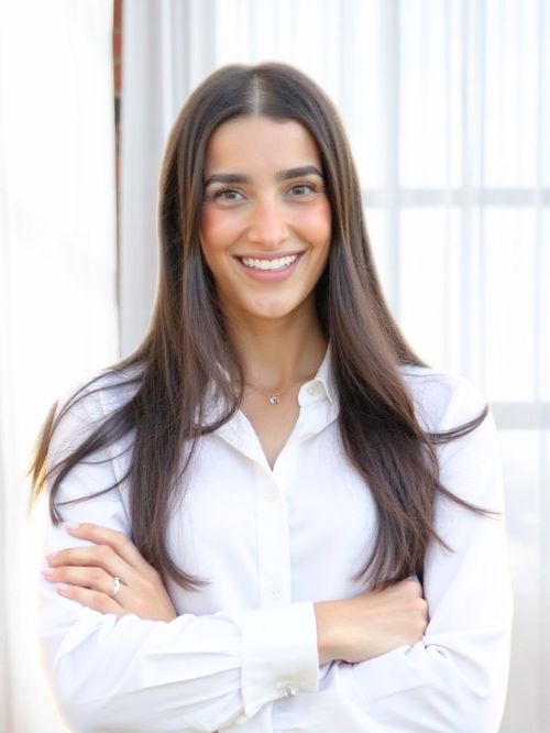 Picture of Carly Elmalem Best Trauma Therapist specializing in EMDR and Somatic therapy in Woodbridge, Vaughan, Richmond Hill, York Region and Ontario Therapist