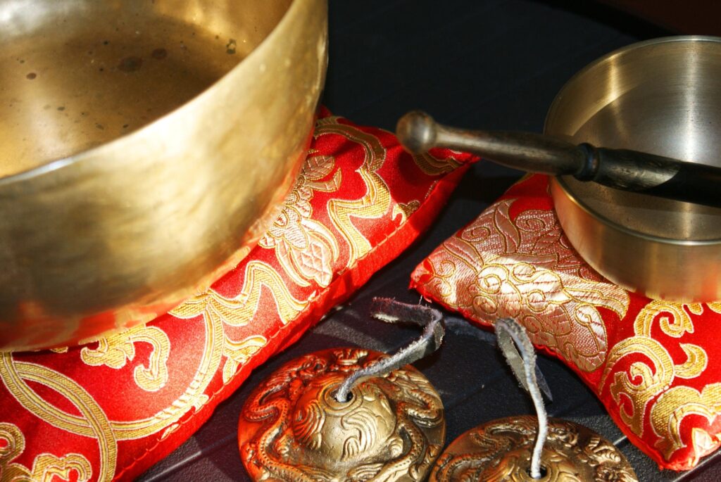 picture of singing bowls, crystal bowls, and gongs used for sound bath therapy meditation healing at Inner summits vaughan