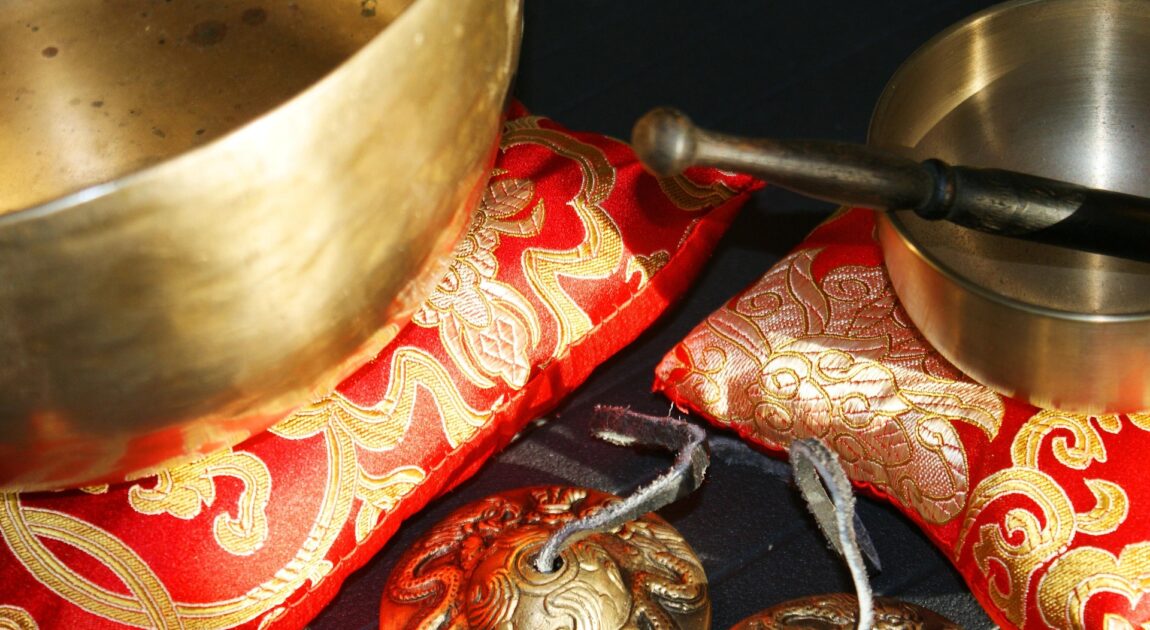 picture of singing bowls, crystal bowls, and gongs used for sound bath therapy meditation healing at Inner summits vaughan, woodbridge, kleinburg, maple and thornhill